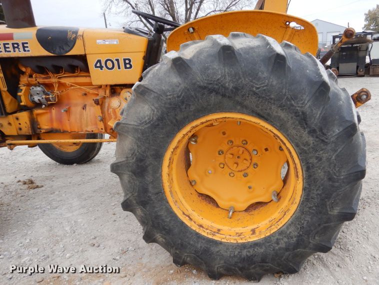 image for item EC9121 1982 John Deere 401B tractor