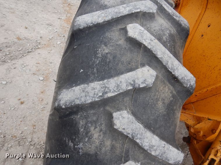 image for item EC9121 1982 John Deere 401B tractor