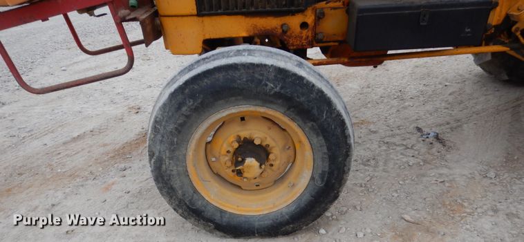 image for item EC9122 1975 John Deere 401B tractor