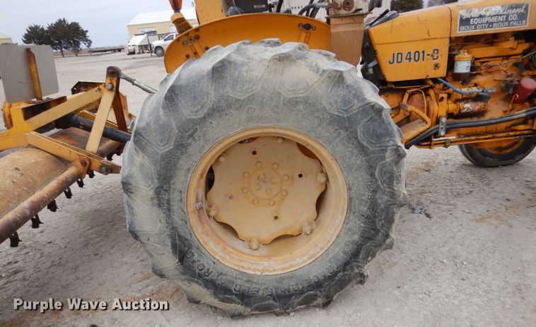 image for item EC9122 1975 John Deere 401B tractor