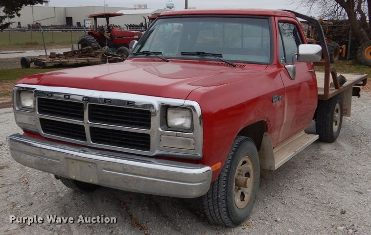 image for item EC9124 1991 Dodge Ram 150 flatbed pickup truck