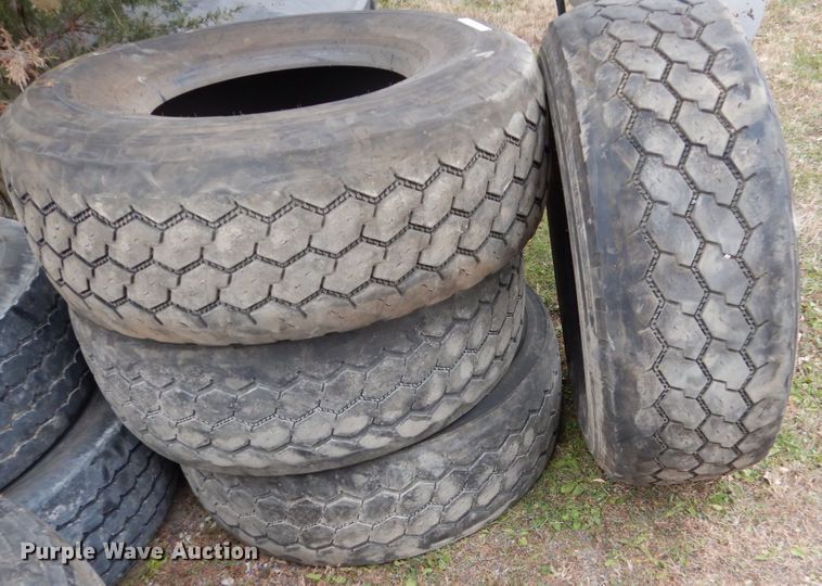 image for item EC9140 (4) 425/65R22.5 tires