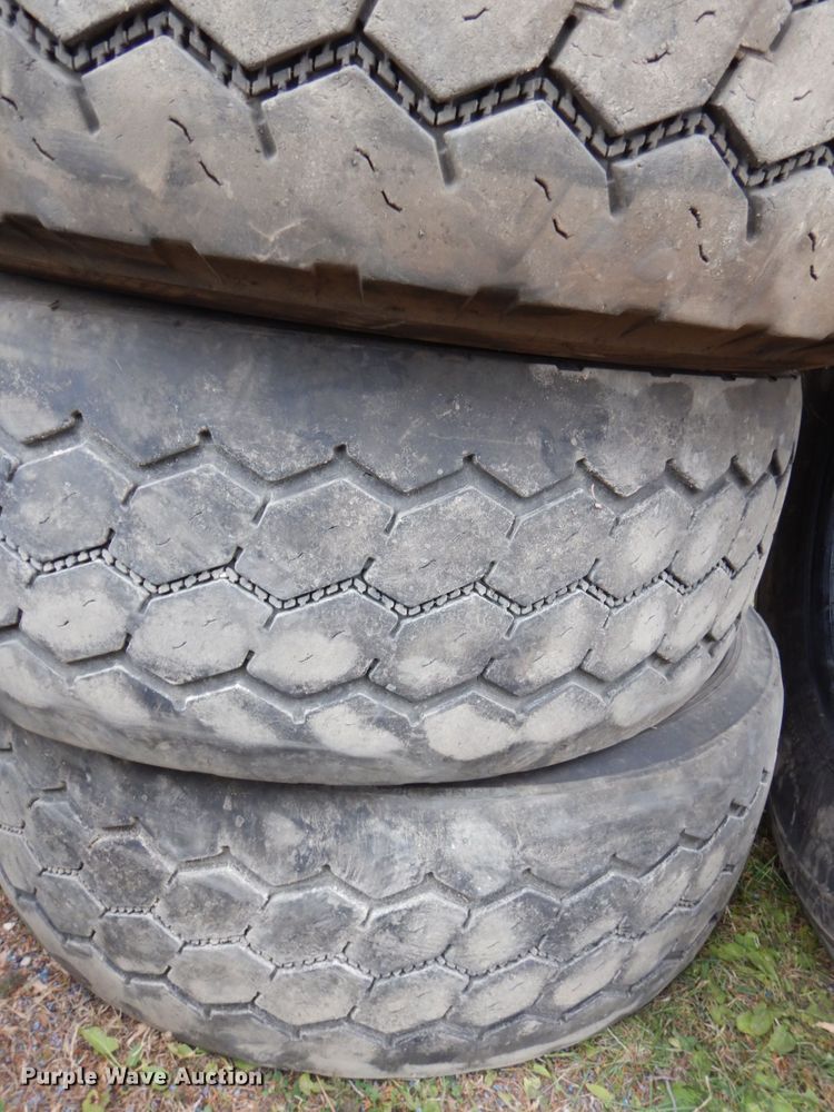 image for item EC9140 (4) 425/65R22.5 tires