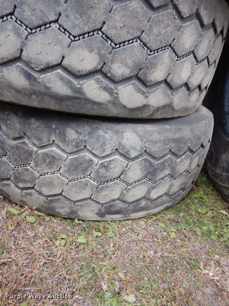 image for item EC9140 (4) 425/65R22.5 tires