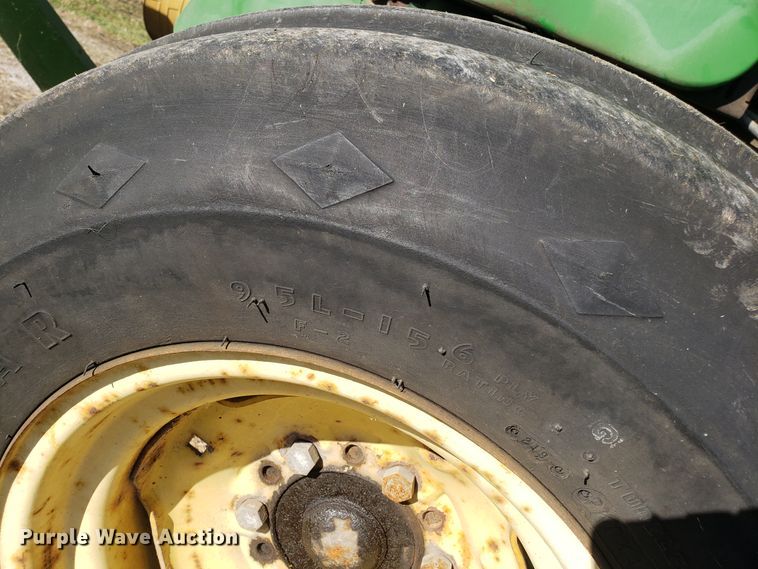 image for item ET9965 2000 John Deere 5510 tractor