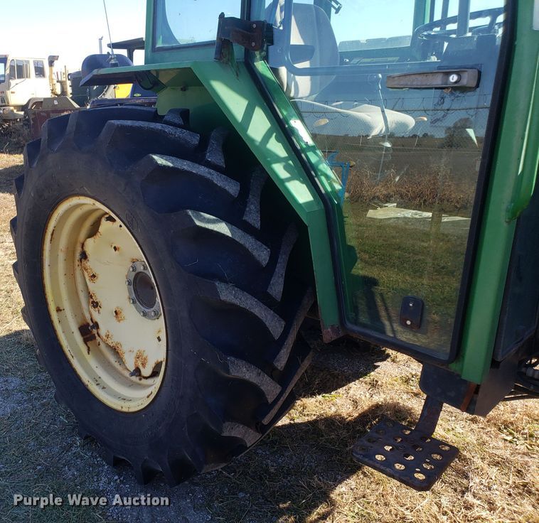 image for item ET9965 2000 John Deere 5510 tractor