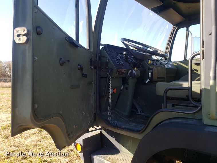 image for item ET9972 2007 Stewart & Stevenson MTV M-1089A1 wrecker truck