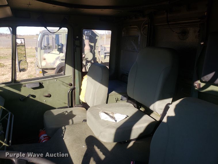 image for item ET9972 2007 Stewart & Stevenson MTV M-1089A1 wrecker truck