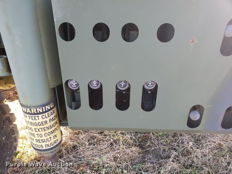 image for item ET9972 2007 Stewart & Stevenson MTV M-1089A1 wrecker truck