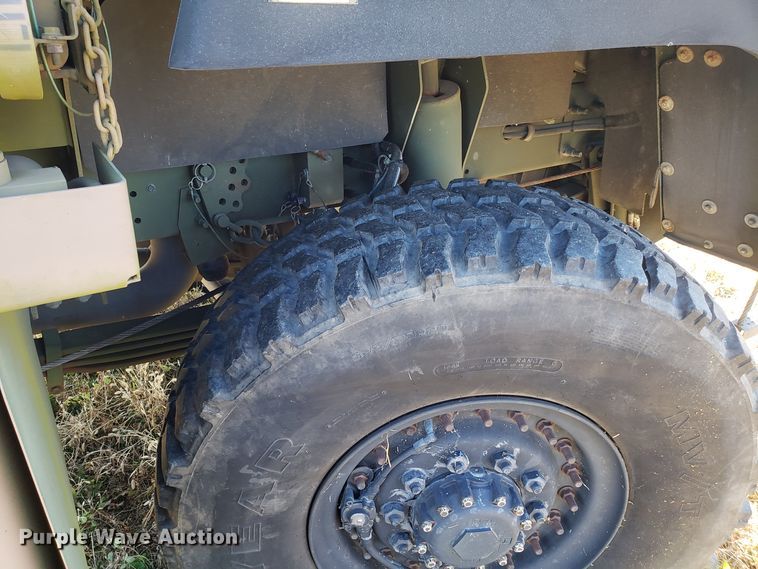 image for item ET9972 2007 Stewart & Stevenson MTV M-1089A1 wrecker truck