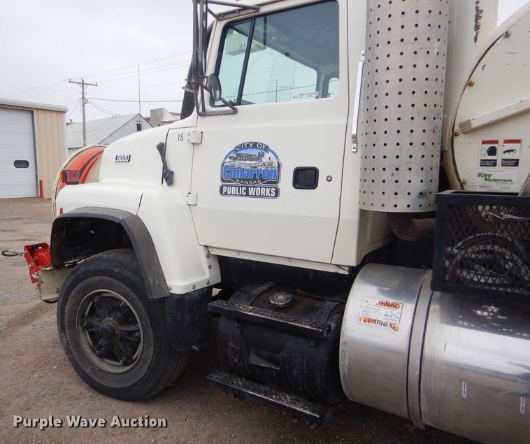 image for item FJ9882 1995 Ford L8000 sewer rodder truck