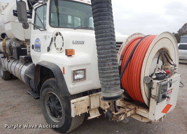 image for item FJ9882 1995 Ford L8000 sewer rodder truck