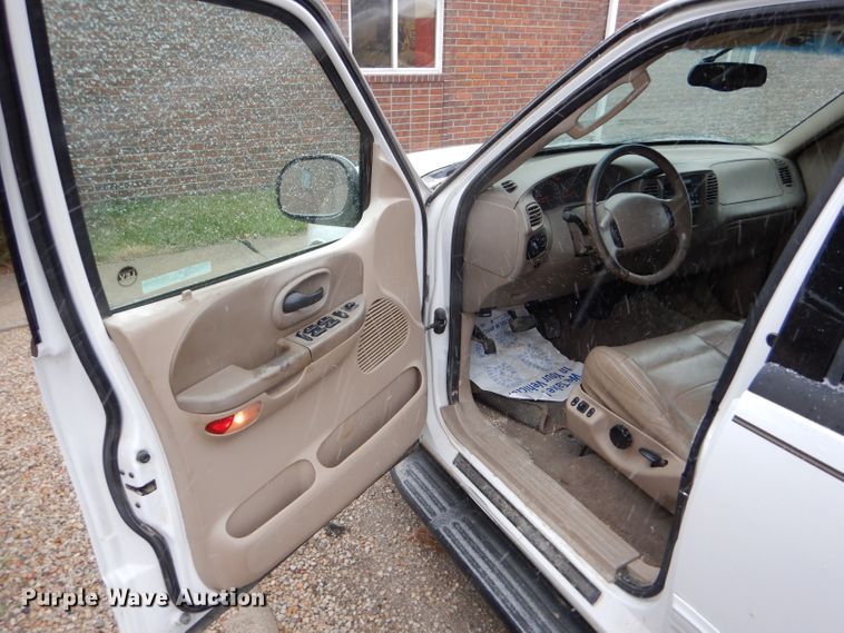 image for item FT9743 2002 Ford F150 Lariat SuperCrew pickup truck