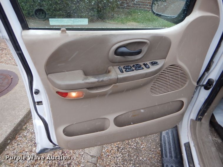 image for item FT9743 2002 Ford F150 Lariat SuperCrew pickup truck