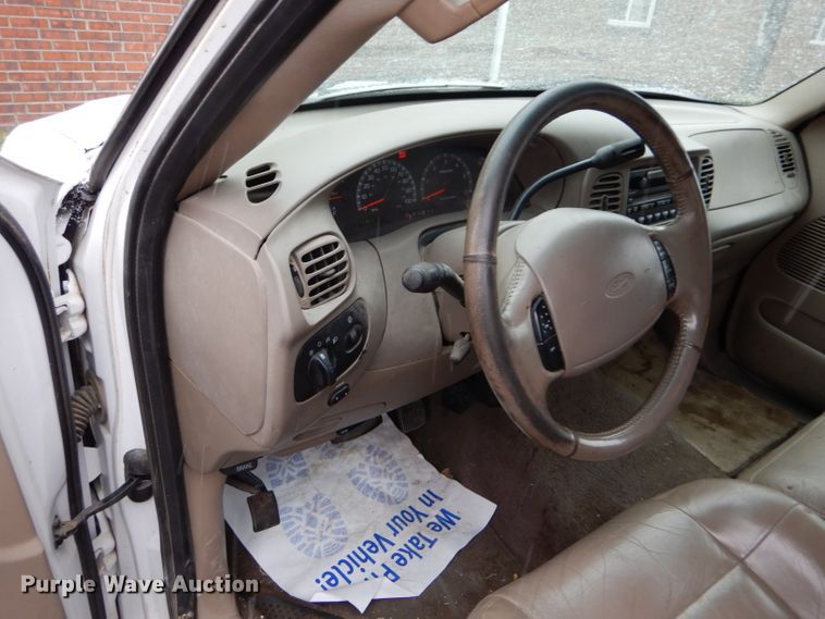 image for item FT9743 2002 Ford F150 Lariat SuperCrew pickup truck