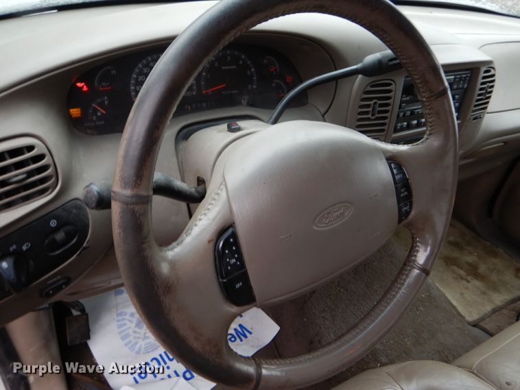 image for item FT9743 2002 Ford F150 Lariat SuperCrew pickup truck