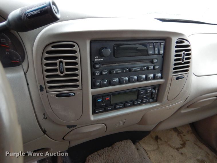 image for item FT9743 2002 Ford F150 Lariat SuperCrew pickup truck