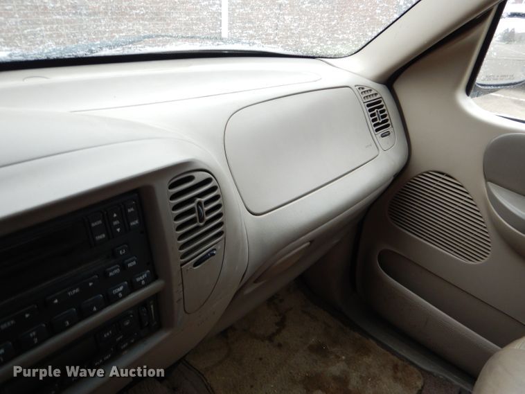 image for item FT9743 2002 Ford F150 Lariat SuperCrew pickup truck