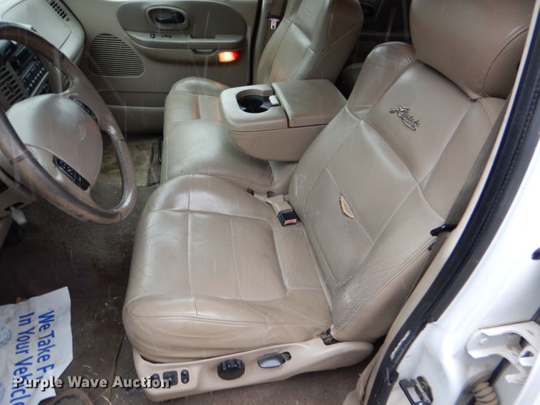 image for item FT9743 2002 Ford F150 Lariat SuperCrew pickup truck