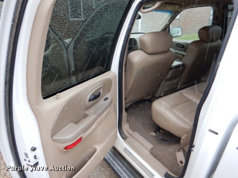 image for item FT9743 2002 Ford F150 Lariat SuperCrew pickup truck