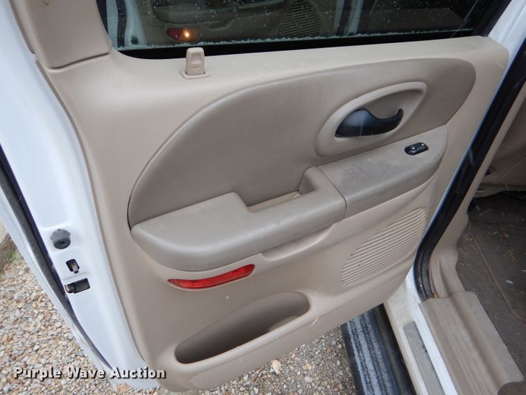 image for item FT9743 2002 Ford F150 Lariat SuperCrew pickup truck