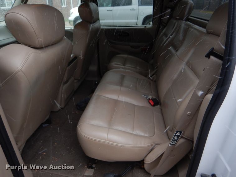 image for item FT9743 2002 Ford F150 Lariat SuperCrew pickup truck