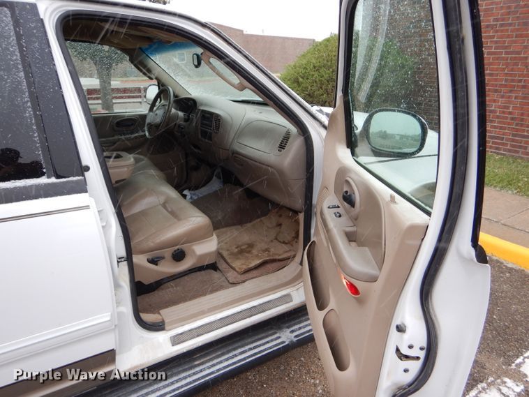 image for item FT9743 2002 Ford F150 Lariat SuperCrew pickup truck