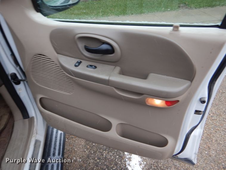 image for item FT9743 2002 Ford F150 Lariat SuperCrew pickup truck