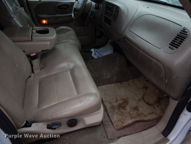 image for item FT9743 2002 Ford F150 Lariat SuperCrew pickup truck