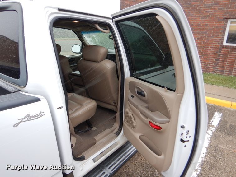 image for item FT9743 2002 Ford F150 Lariat SuperCrew pickup truck