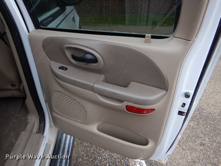 image for item FT9743 2002 Ford F150 Lariat SuperCrew pickup truck