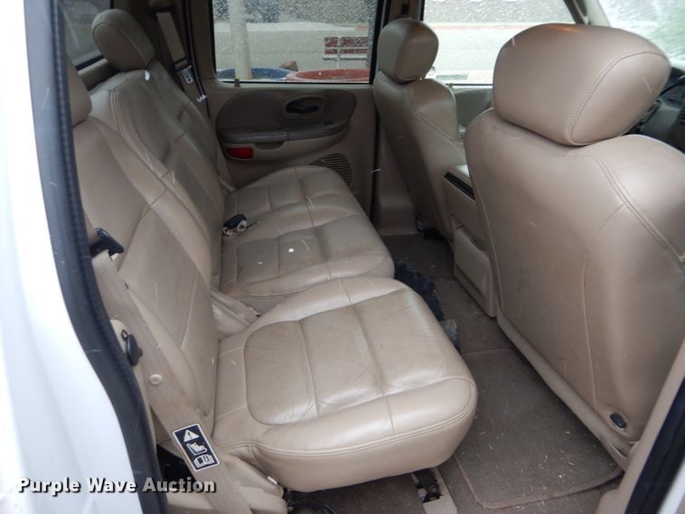 image for item FT9743 2002 Ford F150 Lariat SuperCrew pickup truck