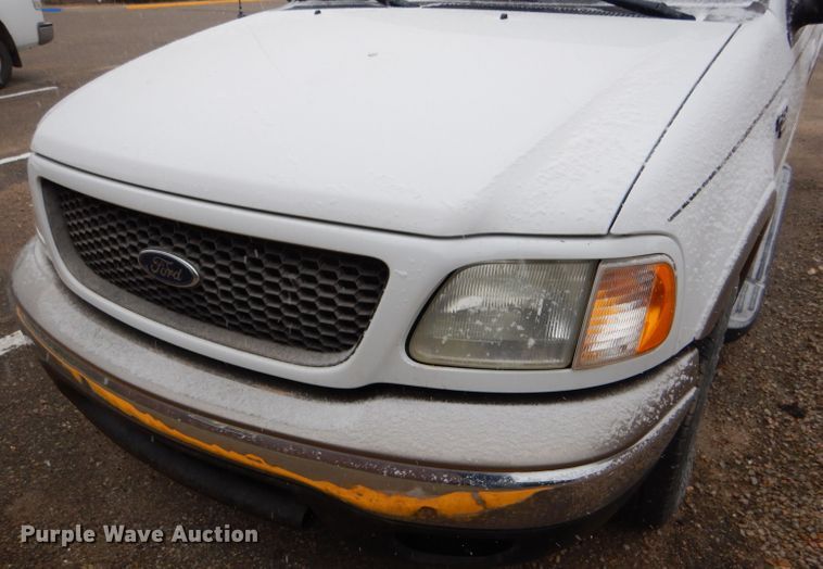 image for item FT9743 2002 Ford F150 Lariat SuperCrew pickup truck