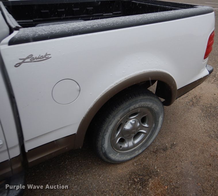 image for item FT9743 2002 Ford F150 Lariat SuperCrew pickup truck