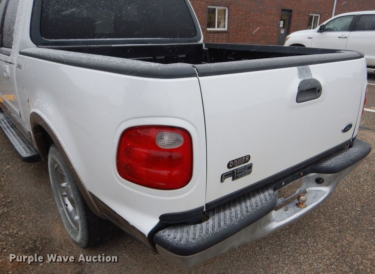 image for item FT9743 2002 Ford F150 Lariat SuperCrew pickup truck