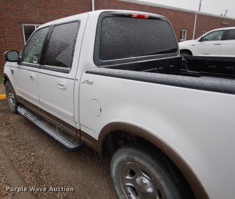 image for item FT9743 2002 Ford F150 Lariat SuperCrew pickup truck