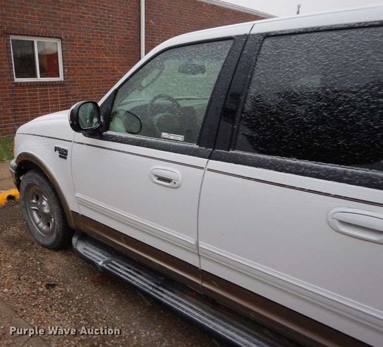 image for item FT9743 2002 Ford F150 Lariat SuperCrew pickup truck