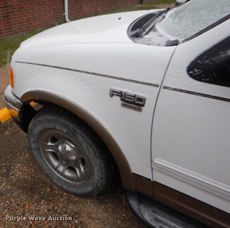 image for item FT9743 2002 Ford F150 Lariat SuperCrew pickup truck