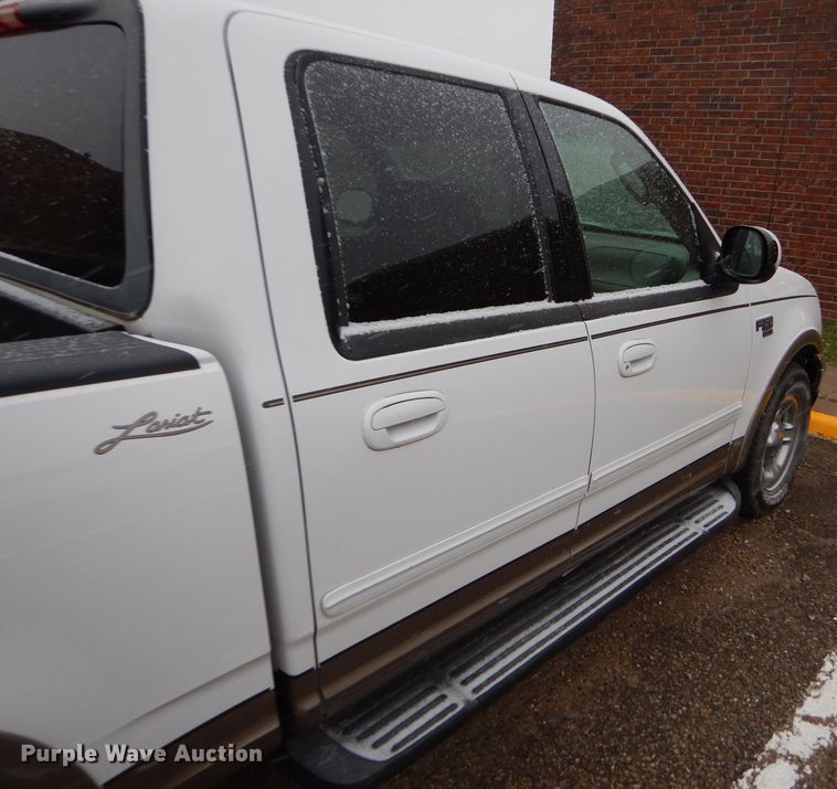image for item FT9743 2002 Ford F150 Lariat SuperCrew pickup truck