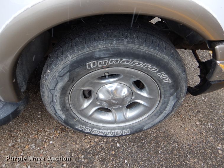 image for item FT9743 2002 Ford F150 Lariat SuperCrew pickup truck