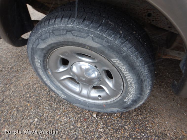 image for item FT9743 2002 Ford F150 Lariat SuperCrew pickup truck