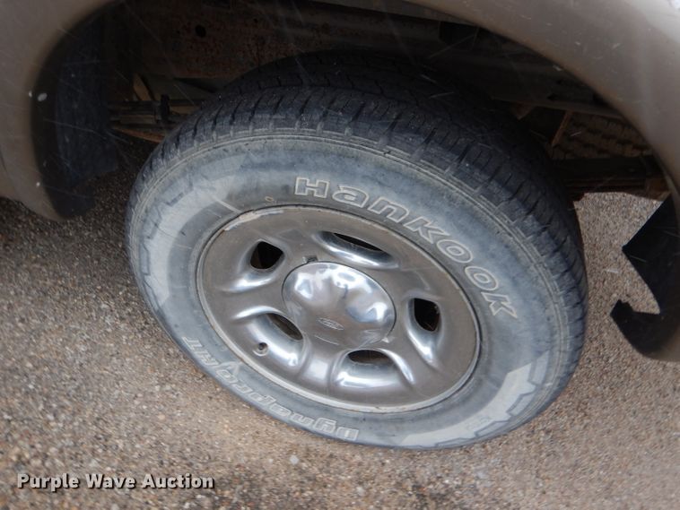 image for item FT9743 2002 Ford F150 Lariat SuperCrew pickup truck