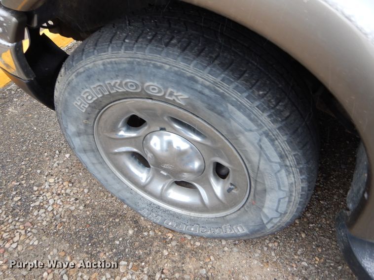 image for item FT9743 2002 Ford F150 Lariat SuperCrew pickup truck