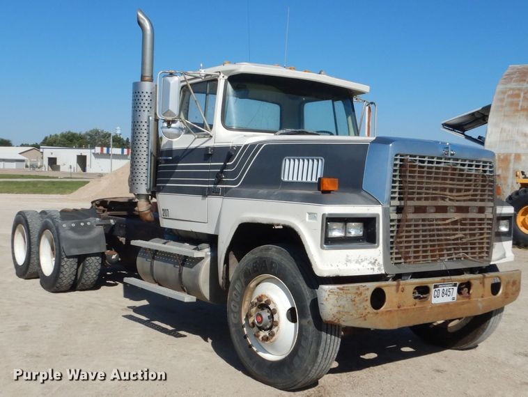 image for item FU9543 1986 Ford LT9000 semi truck