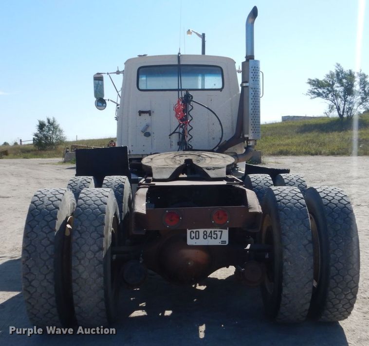 image for item FU9543 1986 Ford LT9000 semi truck