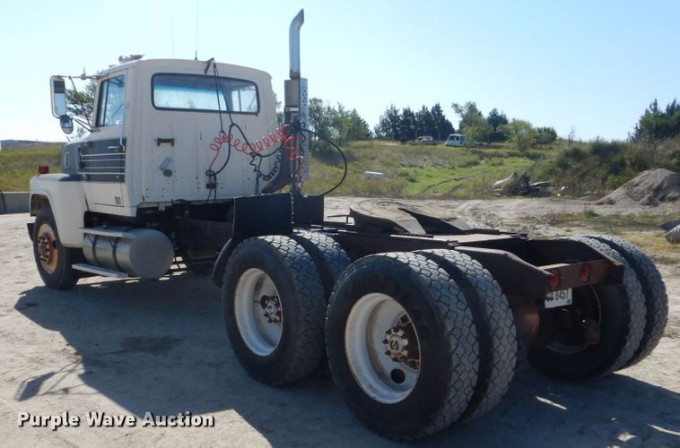 image for item FU9543 1986 Ford LT9000 semi truck