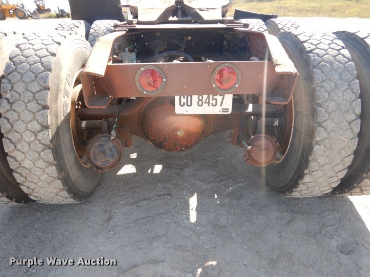 image for item FU9543 1986 Ford LT9000 semi truck