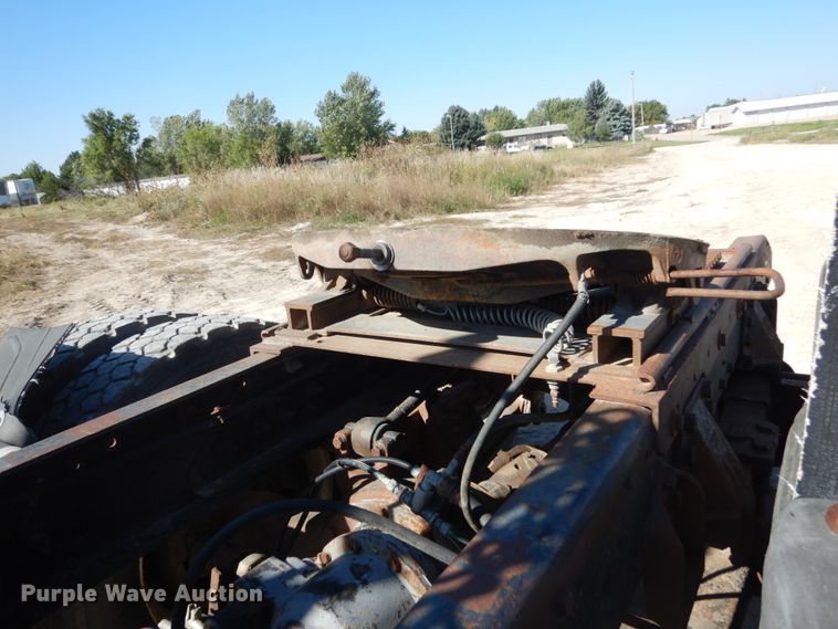 image for item FU9543 1986 Ford LT9000 semi truck