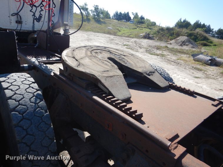 image for item FU9543 1986 Ford LT9000 semi truck