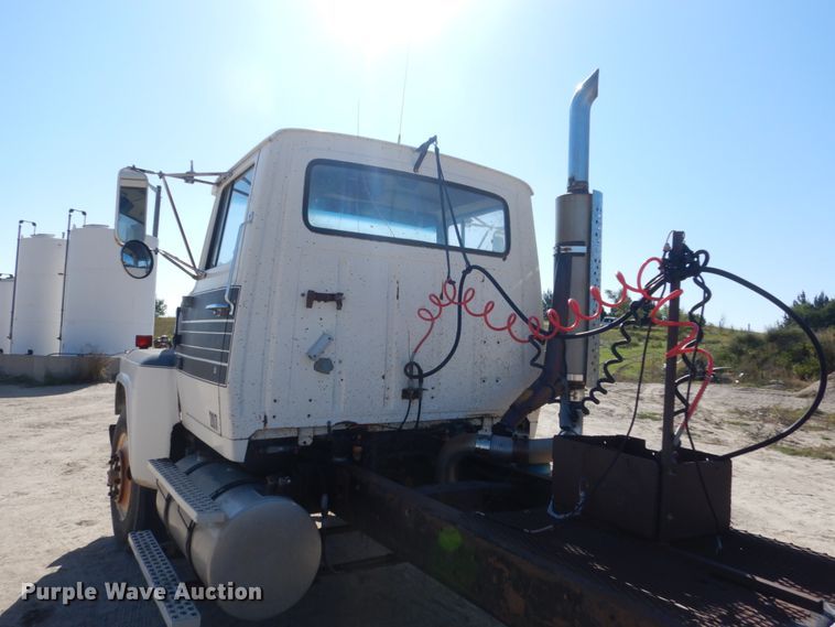 image for item FU9543 1986 Ford LT9000 semi truck